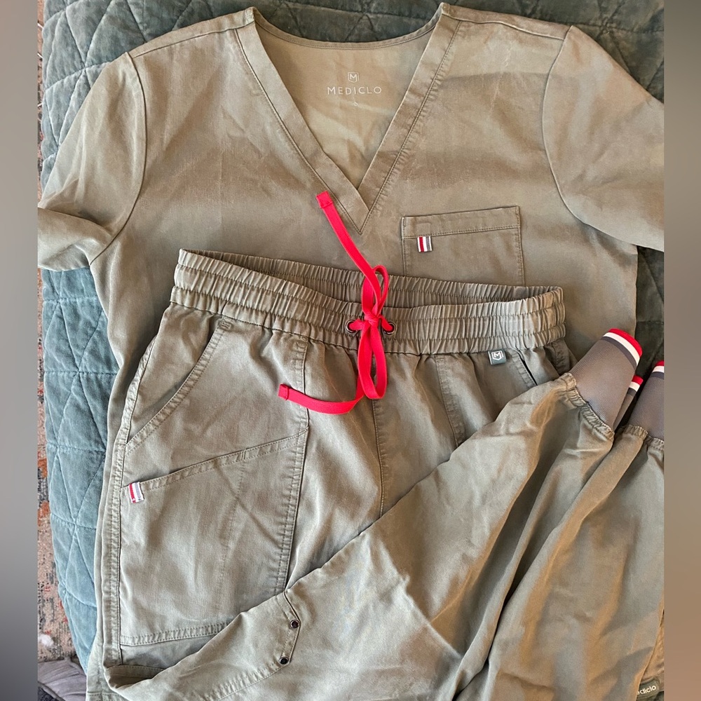 Mediclo olive green S scrub set